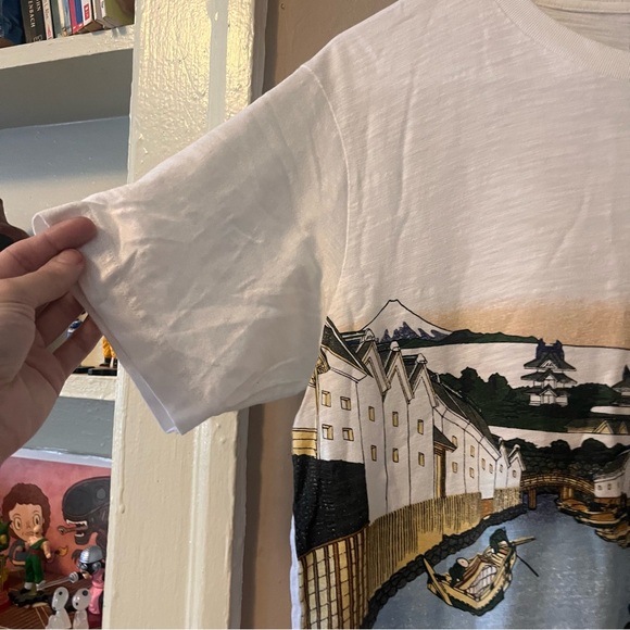 uniqlo 🎉rare🎉hokusai blue japanese theme white tshirt with front pocket - Picture 5 of 13